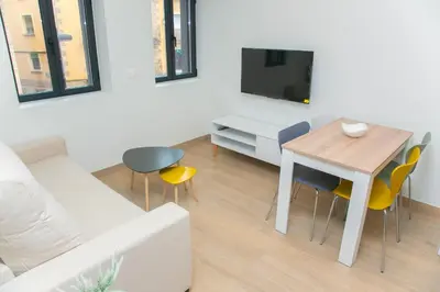 Una televisión o centro de entretenimiento en Apartamentos ÍCARO