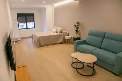 Una televisión o centro de entretenimiento en Apartamentos ÍCARO