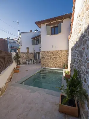 Piscina en o cerca de La Casina Casa rural con piscina y chimenea cerca de Gredos