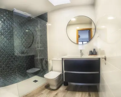 Un baño de La Casina Casa rural con piscina y chimenea cerca de Gredos