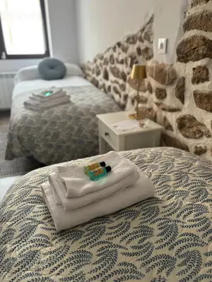 Cama o camas de una habitación en La Casina Casa rural con piscina y chimenea cerca de Gredos
