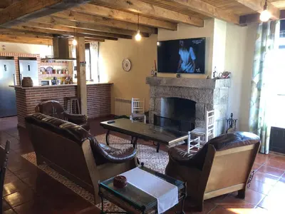 Una televisión o centro de entretenimiento en Sierra de San Vicente-Rural House-Garciotum-Toledo