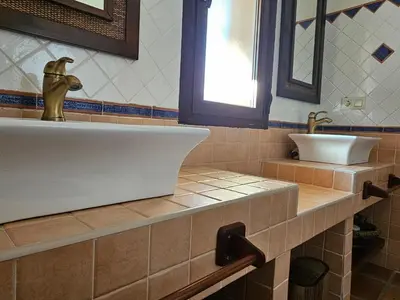 Un baño de Los Olivos de Miróbriga