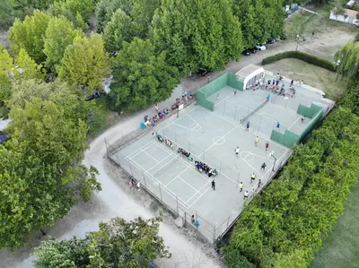 Instalaciones para jugar a tenis o squash en Bungalows Prados Abiertos o alrededores