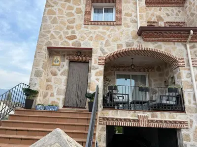 Un balcón o terraza de Navaluenga Chalet con encanto y barbacoa
