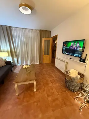 Una televisión o centro de entretenimiento en Navaluenga Chalet con encanto y barbacoa