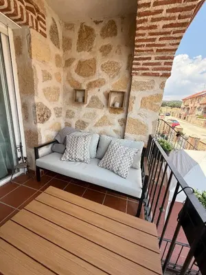 Un balcón o terraza de Navaluenga Chalet con encanto y barbacoa