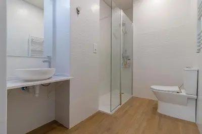 Un baño de Ares I 15 min walk Roman Theatre , Pet Friendly Crib