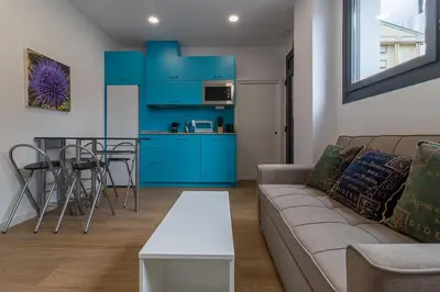Una cocina o zona de cocina en Ares II 15 min Roman Theatre, Crib & Pet Friendly