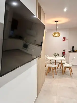 Una televisión o centro de entretenimiento en One Apartamentos