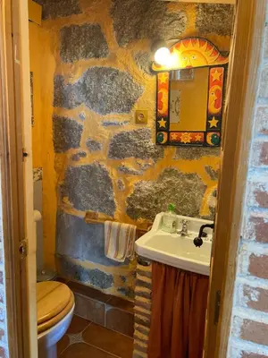 Un baño de Relajante Cabaña Luminosa en la Naturaleza