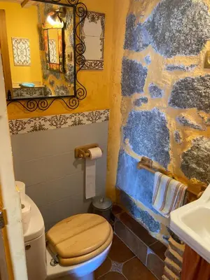 Un baño de Relajante Cabaña Luminosa en la Naturaleza