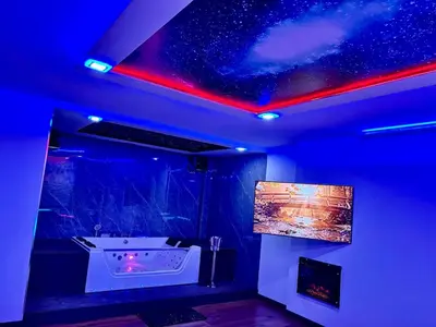 Una televisión o centro de entretenimiento en Cazalegas Sky Spa