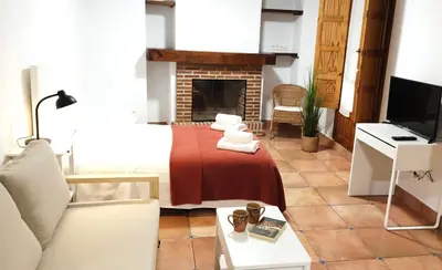 Una televisión o centro de entretenimiento en Comfortable studio in San Pablo by beBalmy