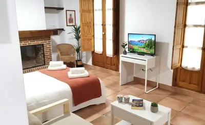 Una televisión o centro de entretenimiento en Comfortable studio in San Pablo by beBalmy
