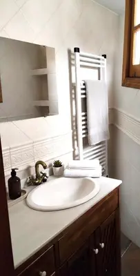 Un baño de Central studio in San Pablo Salamanca by beBalmy