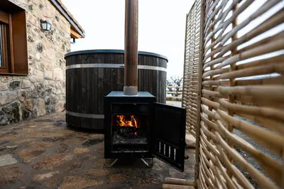 Barbacoa disponible para clientes en el chalet de montaña