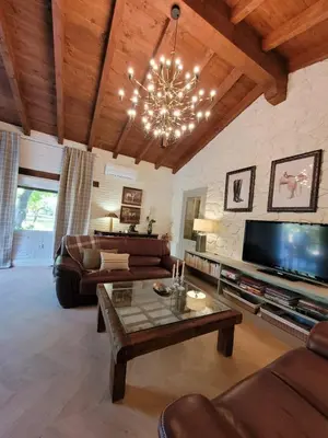 Una televisión o centro de entretenimiento en Casa Rural El Encanto