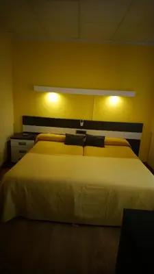 Cama o camas de una habitación en Hostal Doña Juana