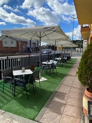 Un restaurante o sitio para comer en Hostal Mainz