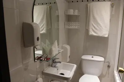 Un baño de Hostal Mainz