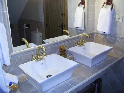 Un baño de La Guarida del Oso