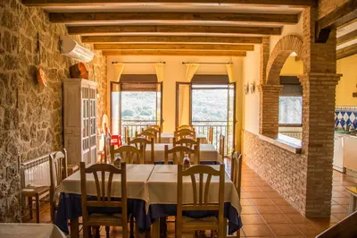 Un restaurante o sitio para comer en Casa Rural Fuente El Boticario