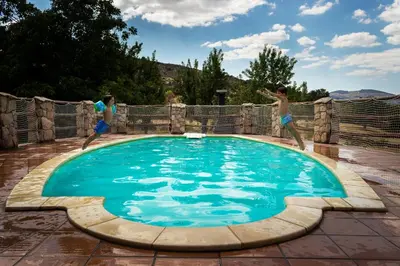 Piscina en o cerca de Casas Rurales Lalo y Chelo