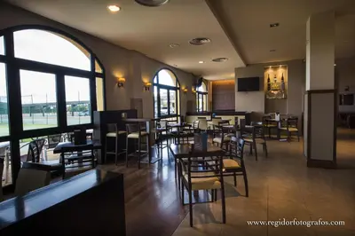 Un restaurante o sitio para comer en Hospedium Hotel Cortijo Santa Cruz