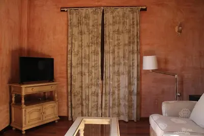 Una televisión o centro de entretenimiento en Hotel Rural Carlos I