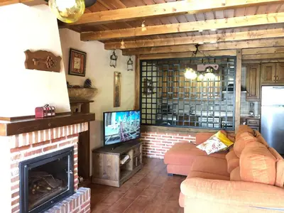 Una televisión o centro de entretenimiento en Casa Rural El Castaño