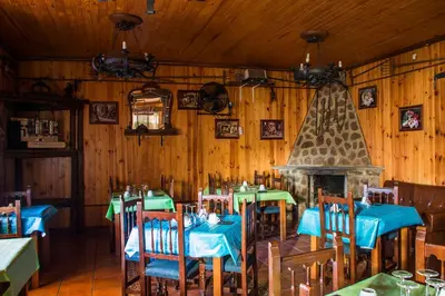 Un restaurante o sitio para comer en El Tirol