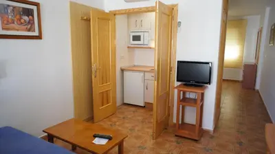 Una televisión o centro de entretenimiento en Hotel Apartamentos Kantara Al-Saif