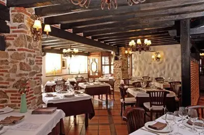 Un restaurante o sitio para comer en Hotel Spa Villa de Mogarraz
