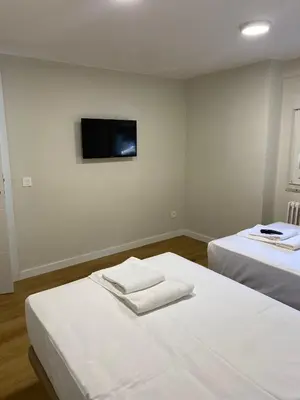 Una televisión o centro de entretenimiento en Hostal Mindanao