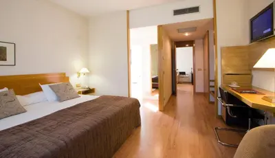 Una televisión o centro de entretenimiento en Hotel Vegas Altas