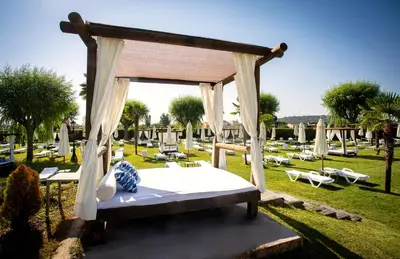 Jardín al aire libre en Hotel Conde Rodrigo II by eme hoteles