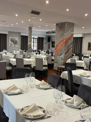 Un restaurante o sitio para comer en Hotel La Rad