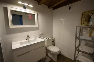 Un baño de PINTORES ROOMS Apartamentos Turísticos