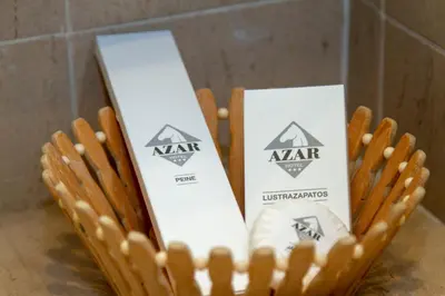 Certificado, premio, señal o documento que está expuesto en Hotel Azar