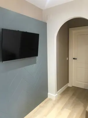 Una televisión o centro de entretenimiento en La Capital del Jerte