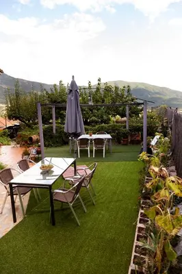 Jardín al aire libre en El Rencuentro Casa Rural de Gredos