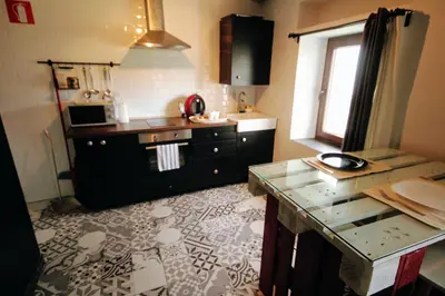 Una cocina o zona de cocina en Loboratorio Rural, La Casa de al Lado