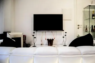 Una televisión o centro de entretenimiento en Suite del Pecado