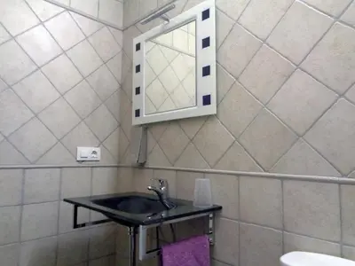 Un baño de La Majada de la Covatilla