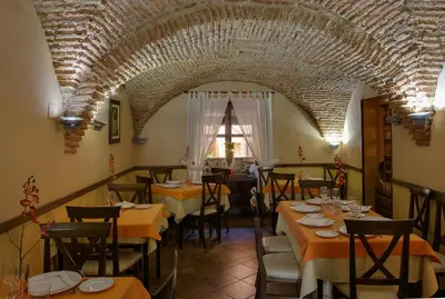Un restaurante o sitio para comer en Casa Rural La Chimenea