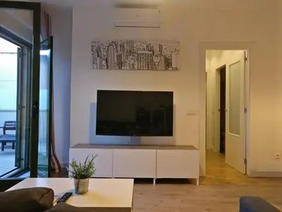 Una televisión o centro de entretenimiento en Apartamento espacioso frente al Palacio de Congresos - AA