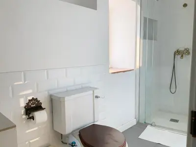 Un baño de La Grulla Dorada