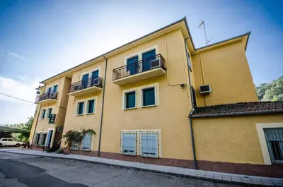 Edificio en el que se encuentra el hostal o pensión