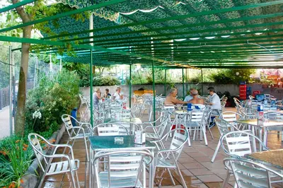 Un restaurante o sitio para comer en Hostal La Pastora